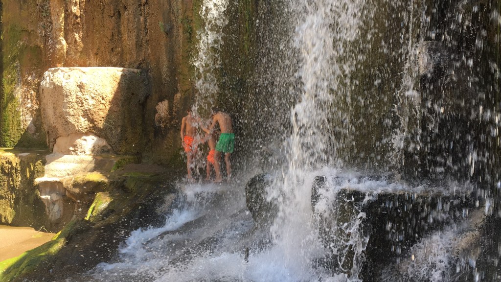 Lysander entdeckt den&nbsp;Wasserfall